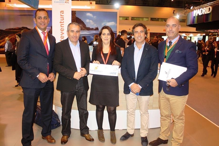 El consejero de Turismo de Fuerteventura, Blas Acosta, y el presidente insular, Mario Cabrera (i), en Fitur.