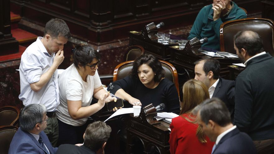 24 horas de negociaciones contrarreloj: cómo se gestó la jugada opositora para investigar a Milei por el criptogate