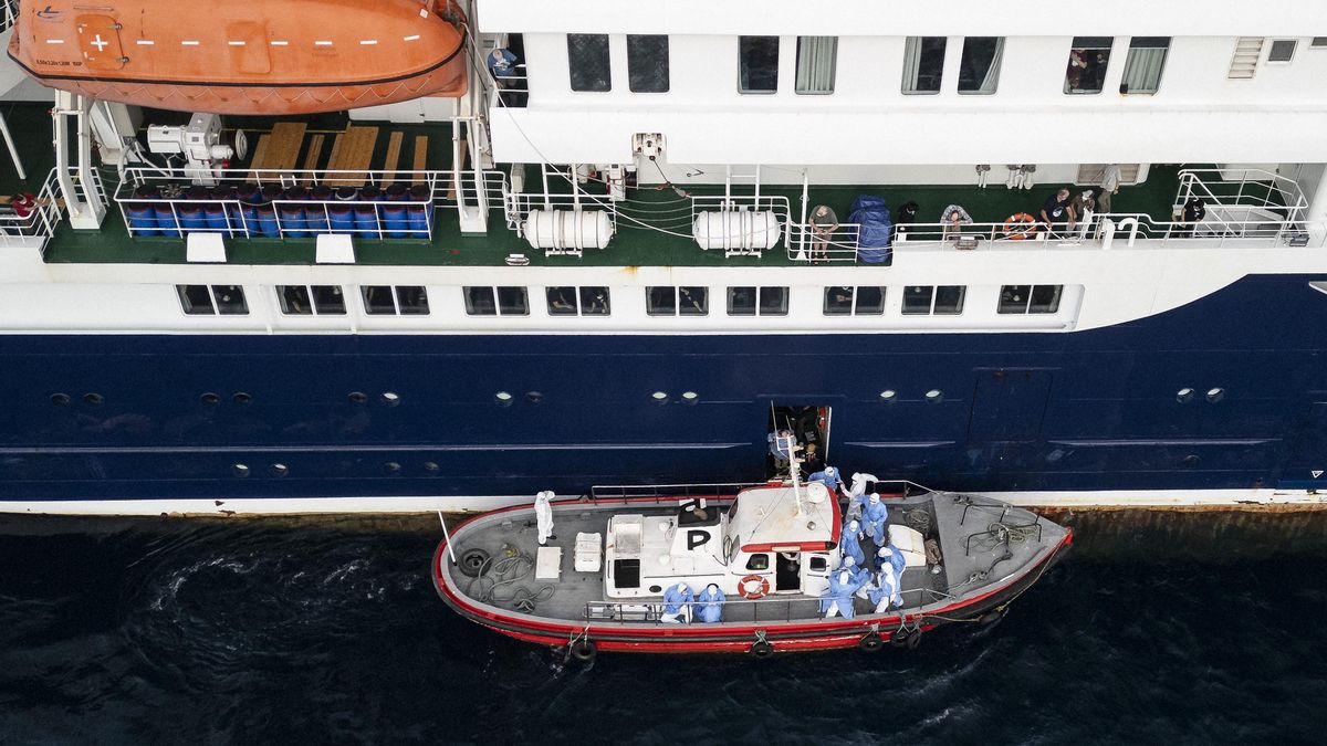 Personal sanitario asistiendo a los pasajeros del MV Hondius.