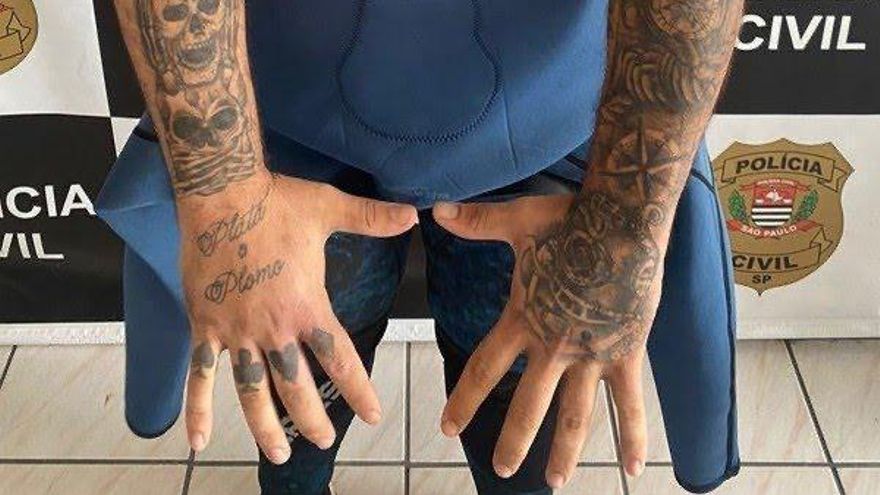 En uno de los tatuajes del detenido se puede leer "plata o plomo", una de las populares frases de Pablo Escobar.