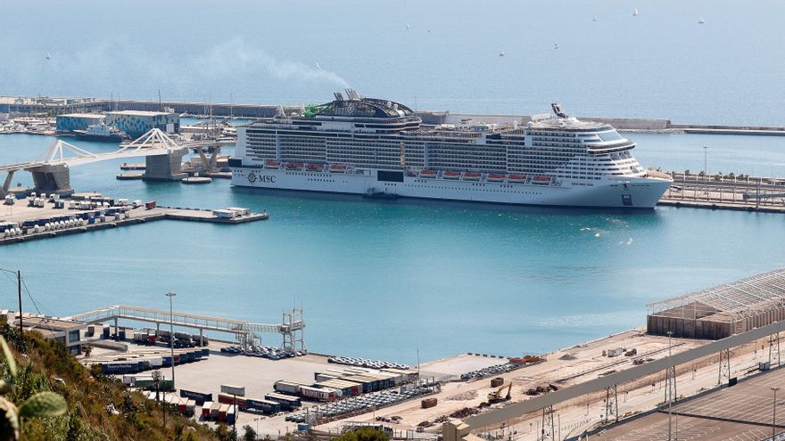 El crucero MSC Grandiosa, de la compañía MSC Cruceros, ha atracado este sábado en el Puerto de Barcelona como parte de su ruta por el Mediterráneo, convirtiéndose así en el primer navío internacional que hace escala en la capital catalana desde el inicio de la pandemia. EFE/Quique Garcia