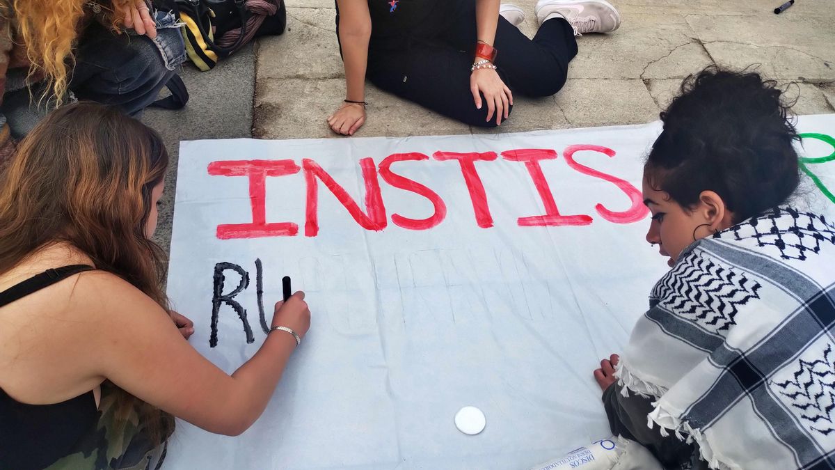 Varios estudiantes de instituto preparan pancartas en el Dos de Mayo para sus protestas esta semana