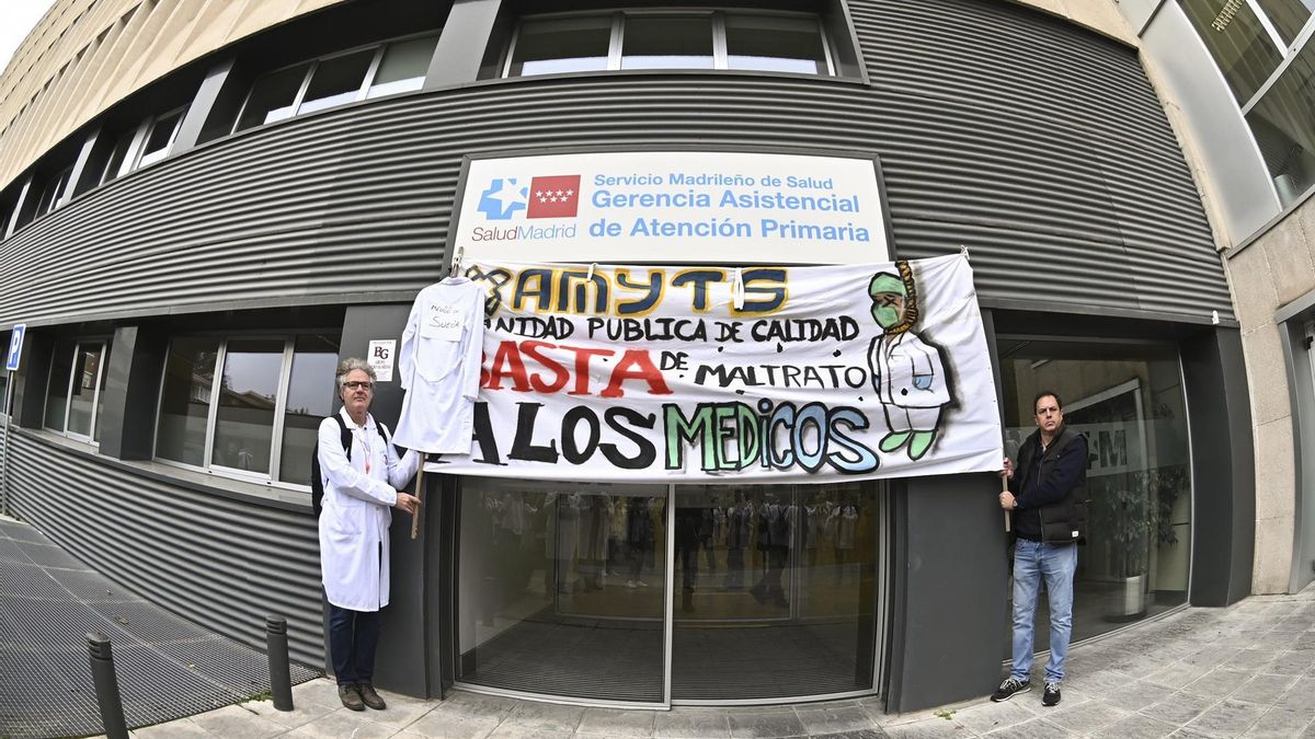 .Participantes en la concentración convocada por el sindicato AMYTS, mayoritario entre los médicos madrileños