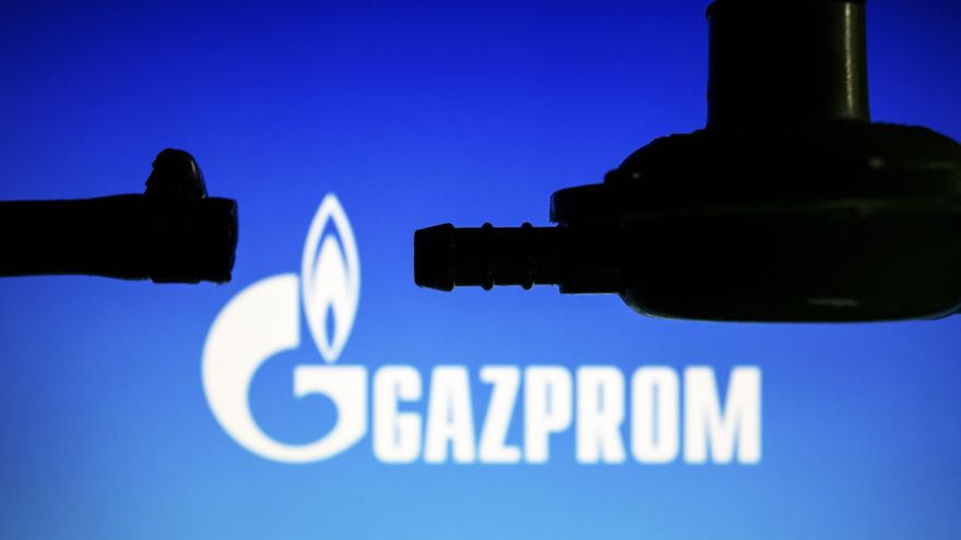 Logotipo de Gazprom junto a una tubería desconectada.