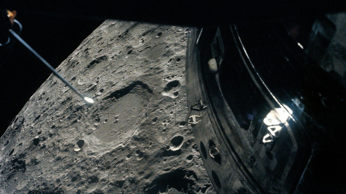 Imagen tomada por la tripulación del Apolo 13 mientras sobrevolaban la Luna en 1970.