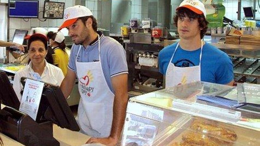 Ismael 'Urzáiz' y Urtzi Iturrioz participando el McHappy Day.