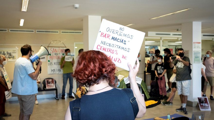 MADRID, 25/06/2021.- Activistas de la Marea Blanca se encierran este viernes en la Gerencia de Atención Primaria del Servicio madrileño de Salud para exigir mejoras por la atención primaria