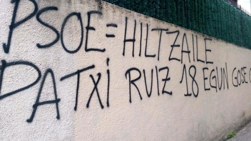 Aparecen nuevas pintadas en las calles de Euskadi en las que llaman "asesino" al PSOE y en favor del preso Patxi Ruiz