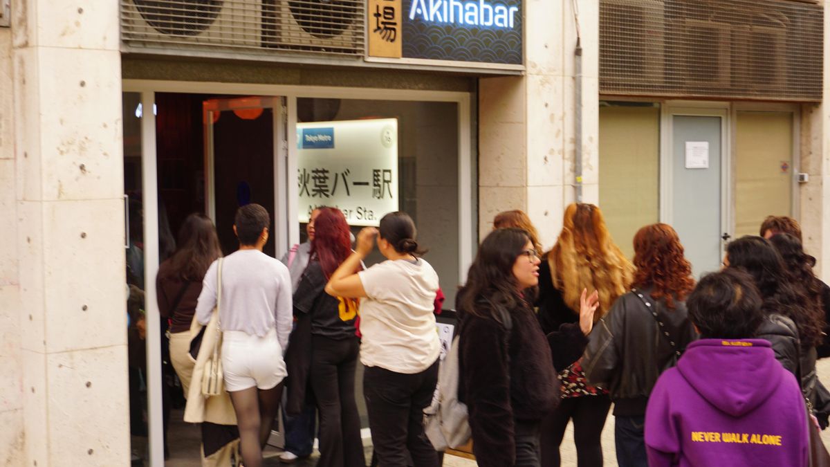 Cola en el exterior del bar Akihabar de Barcelona para acceder al evento.
