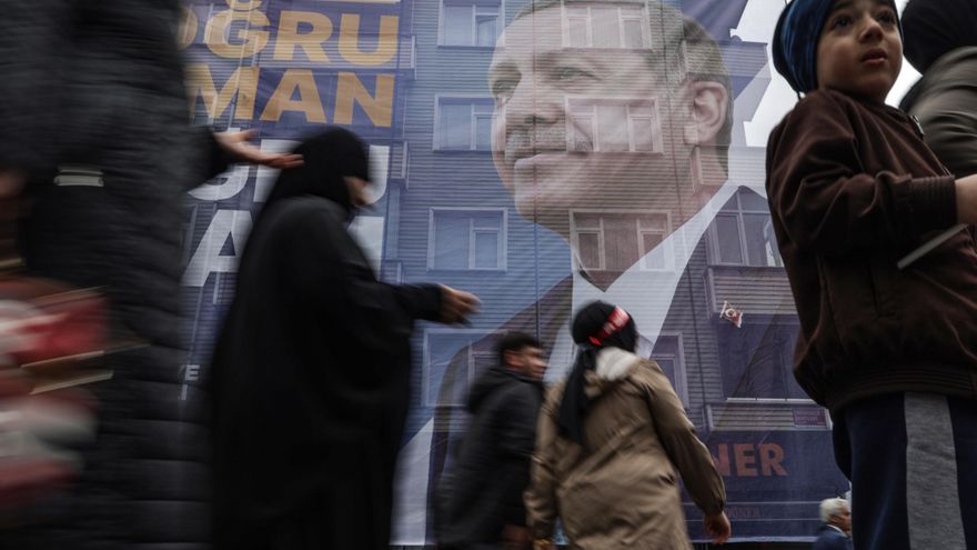 La gente camina para asistir al acto de campaña electoral del presidente turco, Recep Tayyip Erdogan, en Estambul, Turquía, el 12 de mayo de 2023. EFE/EPA/ERDEM SAHÍN