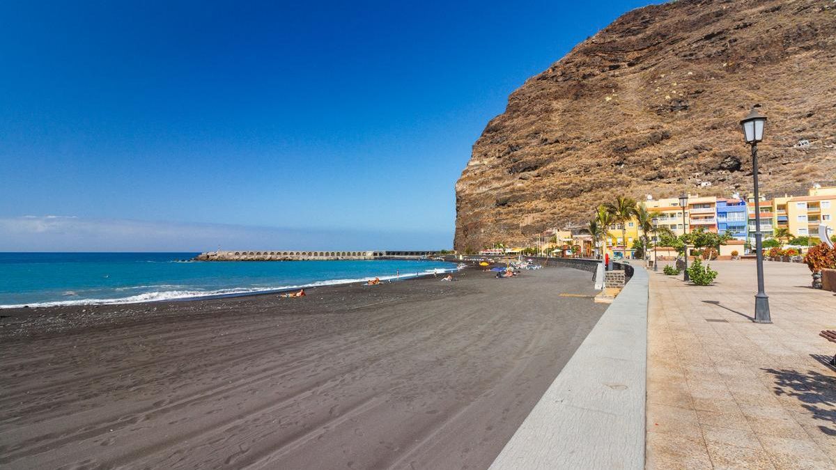 El pueblo apenas conocido de La Palma que cuenta con una playa kilométrica de arena negra