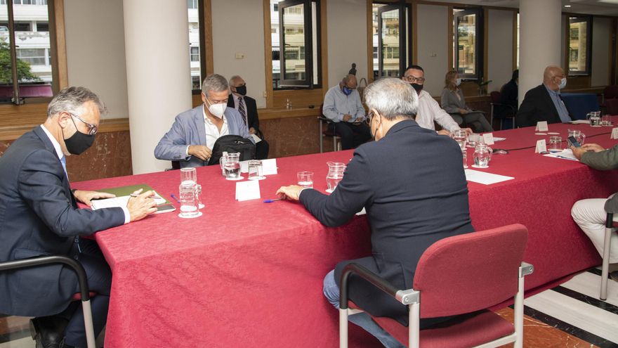 Empresarios, sindicatos y cabildos respaldan el decreto ley que permitirá el control antiCOVID de los turistas que lleguen a Canarias