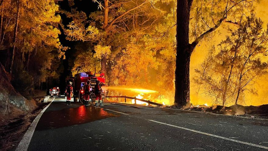 Bomberos trabajan en la extinción en La Esperanza