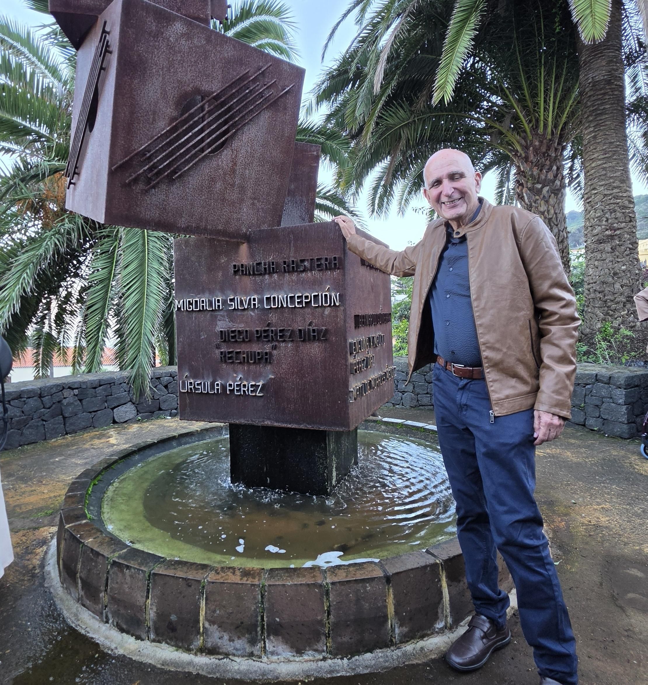 El profesor Pérez Cruz en el monumento al verseador y decimista en Villa de Mazo.