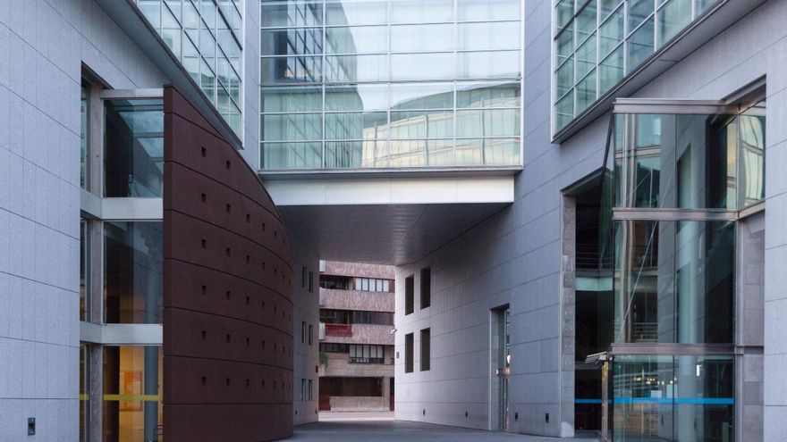 Fiscalía pide más de tres años de cárcel a un joven por enviar fotos de una menor semidesnuda a varios alumnos de Oviedo