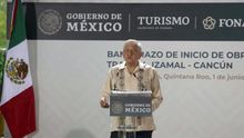 El presidente de México, Andrés Manuel López Obrador, habla hoy lunes durante el inicio de obras del tramo 4 Izamal-Cancún en la comunidad de El Ideal municipio de Lázaro Cardenas estado de Quintana Roo (México).