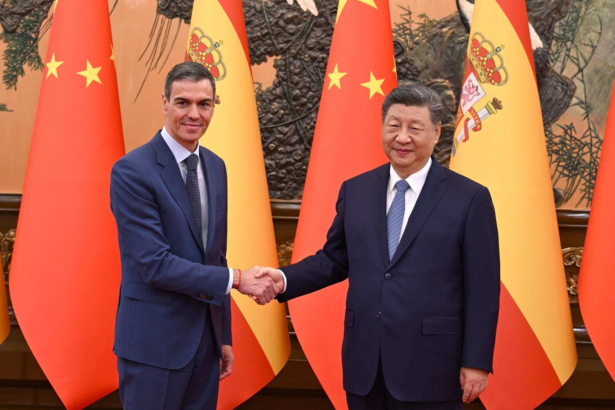 Fotografía cedida por la Moncloa que muestra al jefe del Gobierno español, Pedro Sánchez (i), posando junto al presidente chino, Xi Jinping, previo a una reunión este martes, en Pekín (China). EFE/ Borja Puig de la Bellacasa /Pool Moncloa