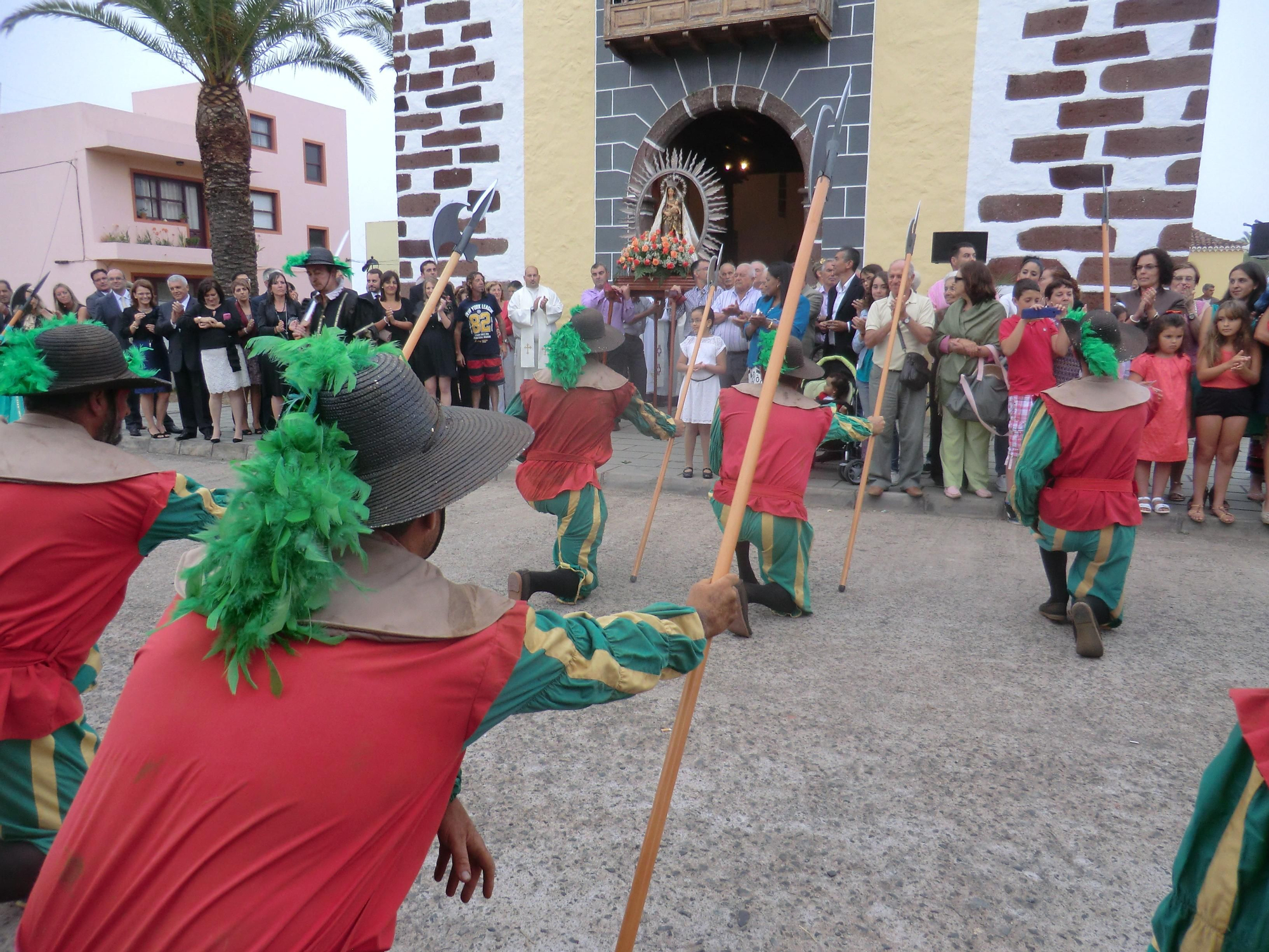 La Virgen del Rosario y las tropas. MVH