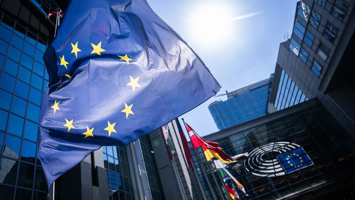 Bandera de la Unión Europea frente al edificio del Parlamento Europeo en Bruselas