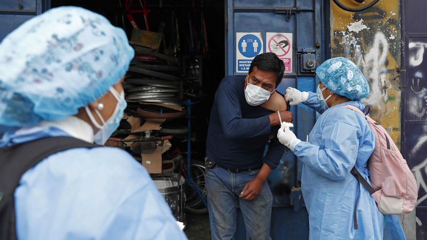 Imagen de archivo de brigadas de vacunación recorren el distrito de Villa El Salvador para aplicar la tercera dosis contra la Covid 19, en Lima (Perú).