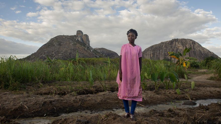 Aisha de 15 años, va a la escuela pero también trabaja en el campo para ayudar a sus padres. Nampula, Mozambique