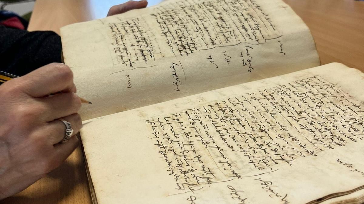 Encuentran un fragmento de una torá del siglo XIV oculto en un libro parroquial de Alfaro