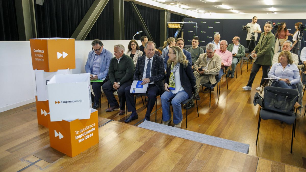La consejera de Economía, Innovación, Empresa y Trabajo Autónomo, Belinda León, junto al gerente de la ADER, Luis Pérez Echeguren, y el presidente de la FER, Eduardo de Luis, presenta el Proyecto Retorno Rural