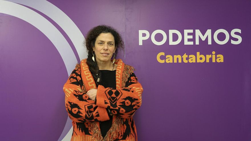Mónica Rodero posa junto al logo de Podemos.