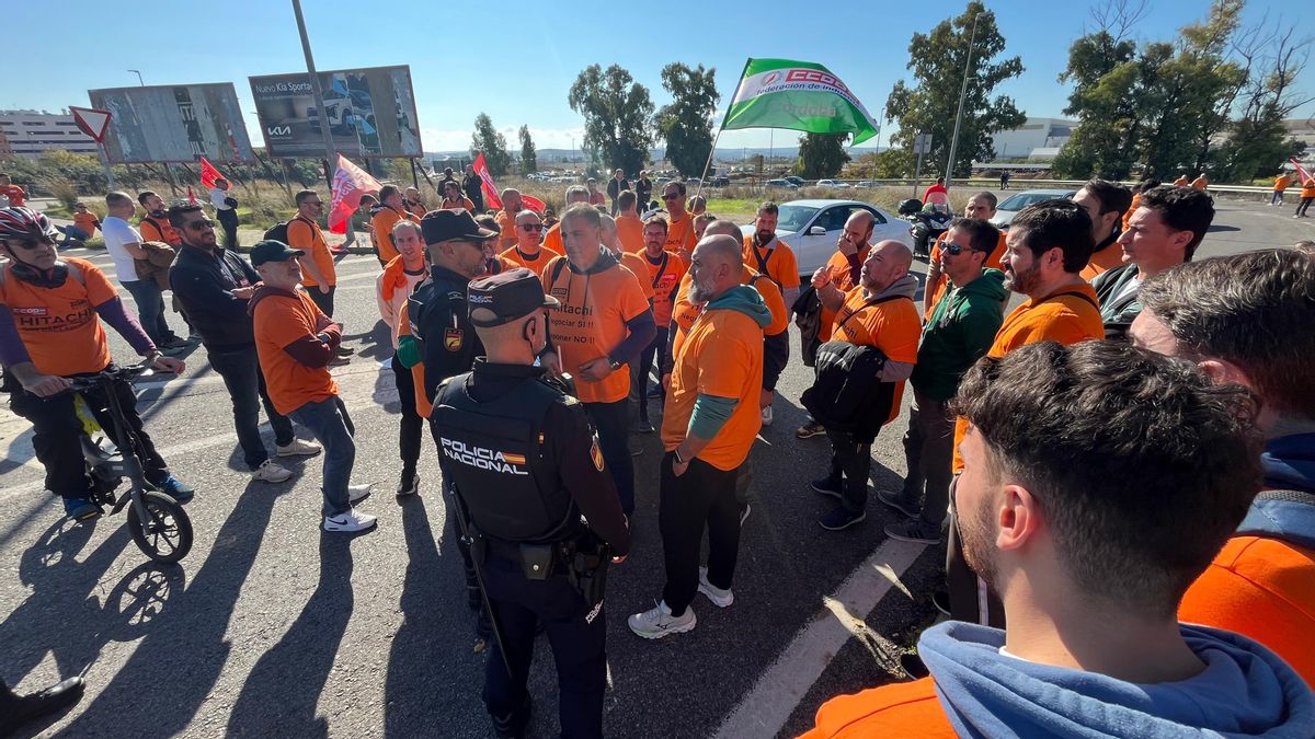 La plantilla de Hitachi corta el acceso a la fábrica