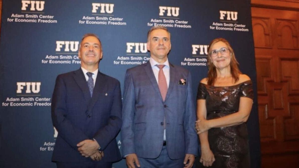 Orsi con Díaz-Rosillo, en un evento de la FIU en septiembre pasado. El argentino Andy Rivas, amigo y socio de Cerimedo, hizo el nexo entre la organizción y el presidente uruguayo.
