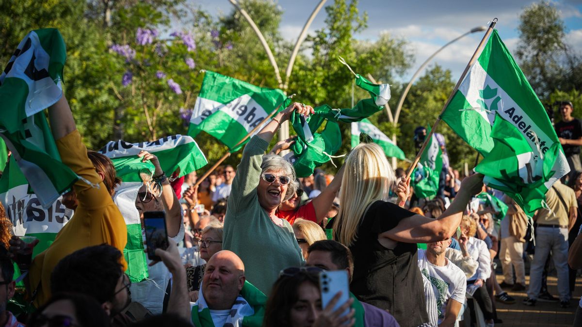 Asistentes ondean banderas de Adelante en el cierre de campaña.