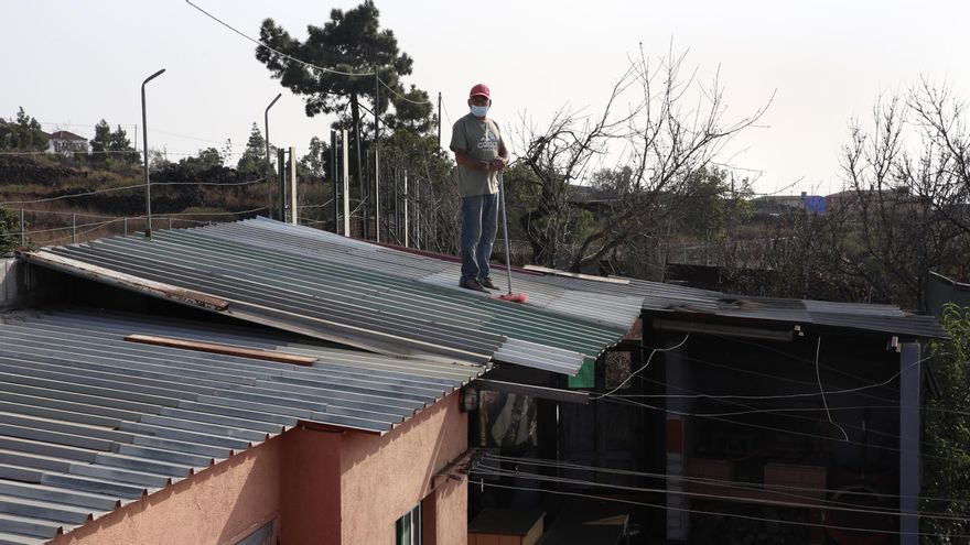Ricardo asegura los tejados de su casa y su finca de aguacates. (ALEJANDRO RAMOS)