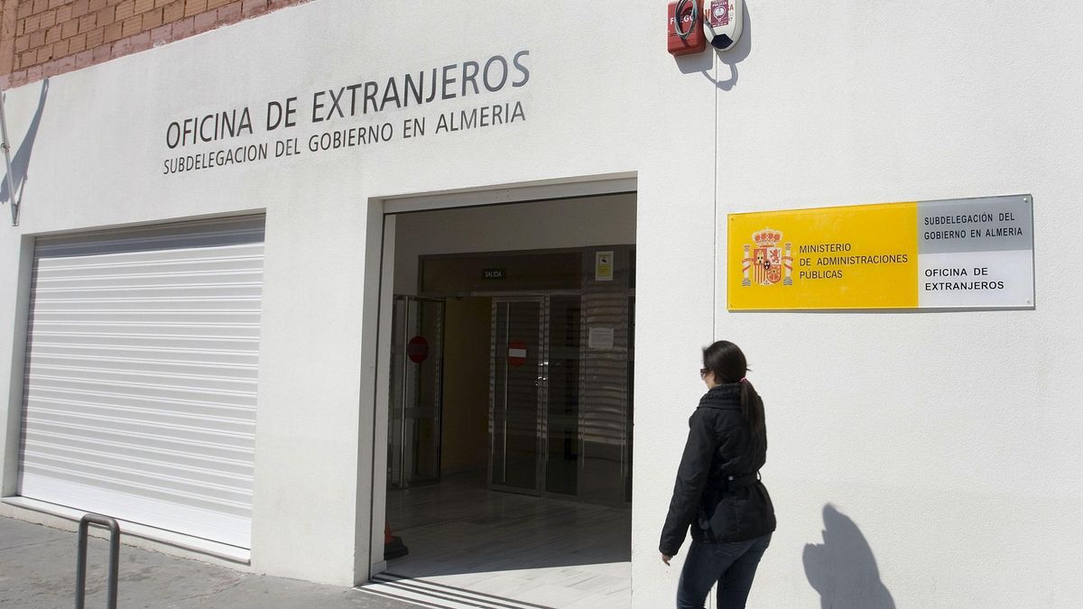 Alertan de los abusos y estafas que buscan hacer caja con la desesperación de miles de migrantes ante la regularización