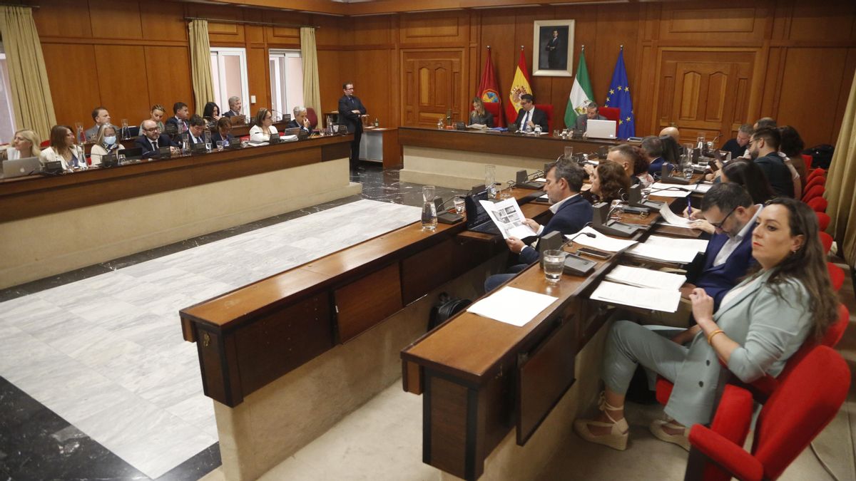 Los fallos en los cribados de cáncer y los fallos en las pulseras de control de maltratadores se cruzan en el Pleno