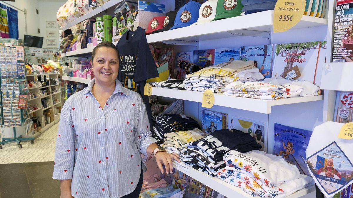 Nira Navarro regenta un pequeño negocio en el barrio de Vegueta, el casco histórico de Las Palmas de Gran Canaria, que vende productos relacionados con la visita del papa León XIV a España.