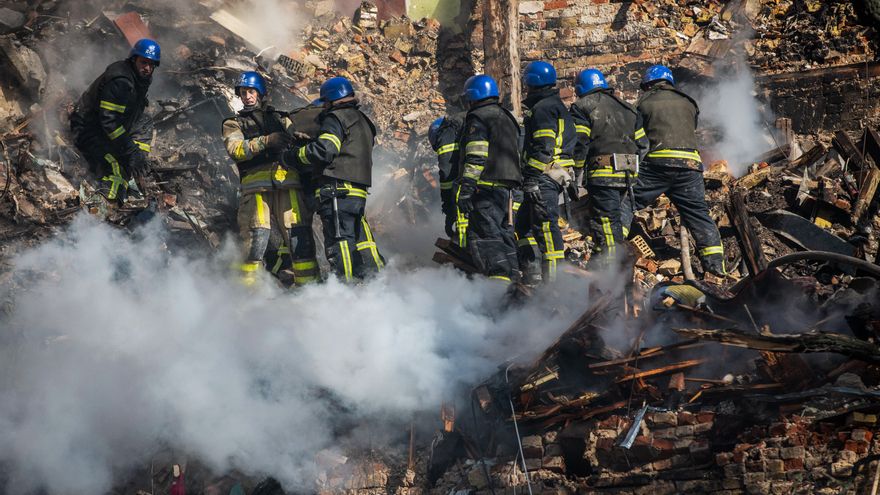Equipos de rescate tras un ataque en Kiev.