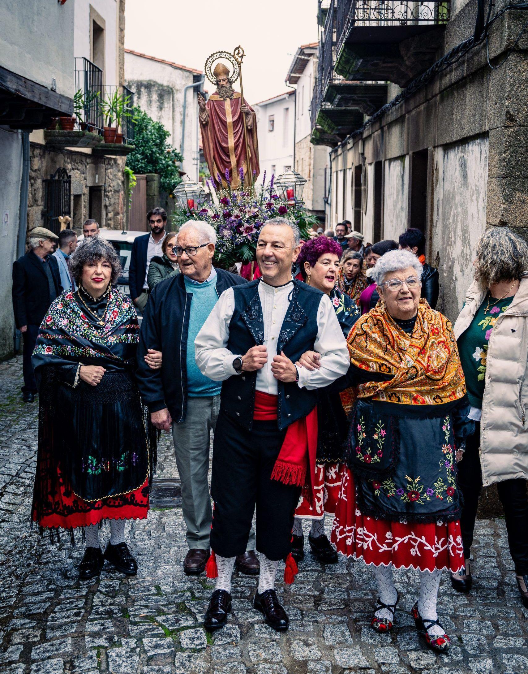 Habitantes celebrando el festejo de San Martiñu.