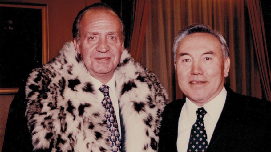 El rey emérito posa con el presidente de Kazajistán.