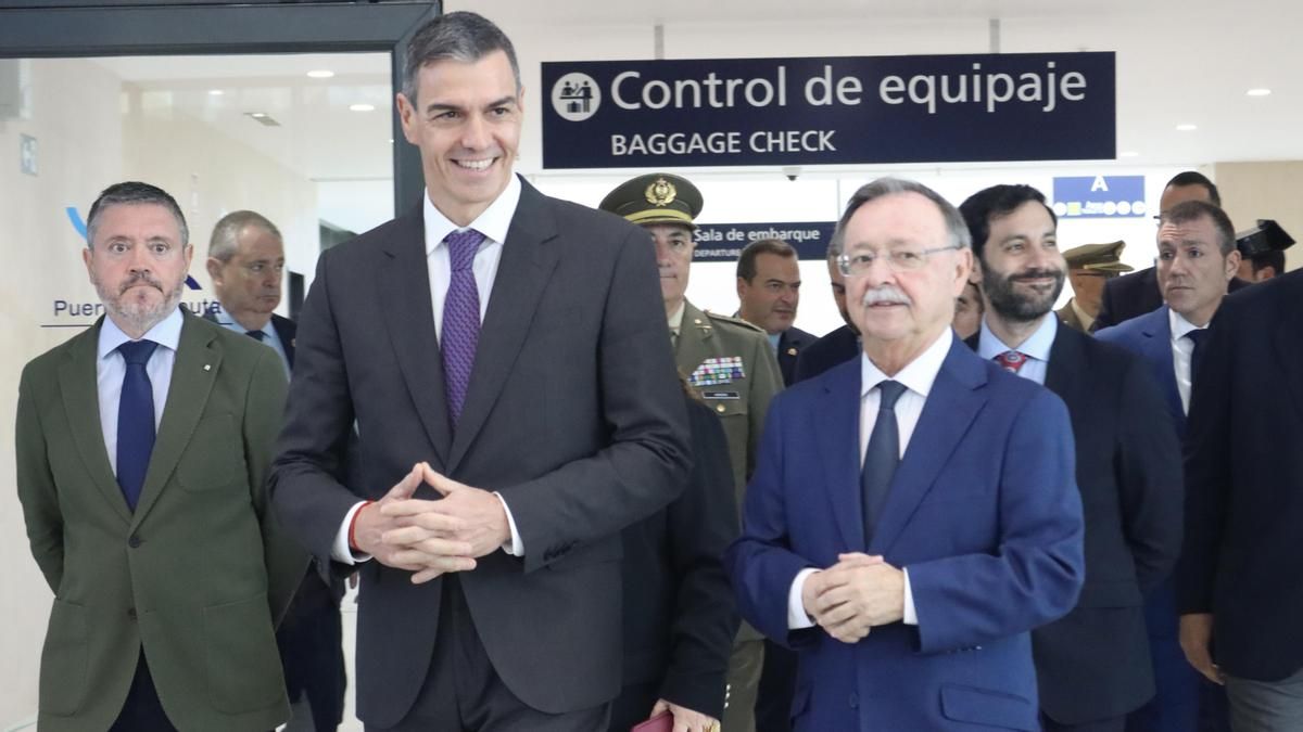 El presidente del Gobierno, Pedro Sánchez, acompañado por el presidente de la Ciudad Autónoma de Ceuta, Juan Jesús Vivas.