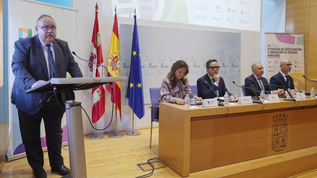 El consejero de Sanidad, Alejandro Vázquez (i), junto a los rectores de las universidades de Burgos, León, Salamanca y Valladolid, tras firmar esta mañana un convenio para la puesta en marcha de la 'Estrategia de investigación en terapias avanzadas de Castilla y León.