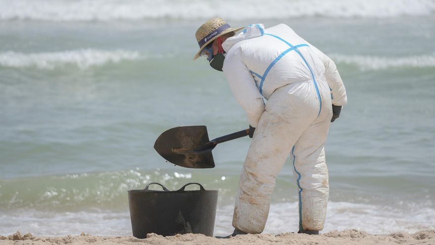 Controlado el vertido de fuel en las playas de l'Albufera mientras el movimiento vecinal apunta al tráfico del Puerto
