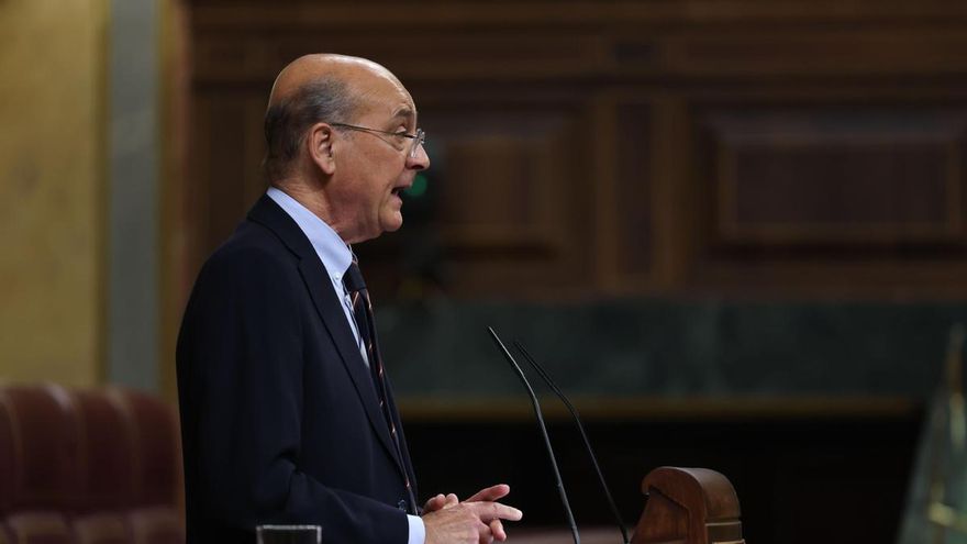 El diputado del PNV Mikel Legarda interviene durante la sesión plenaria del Congreso de los Diputados celebrada este martes en Madrid.