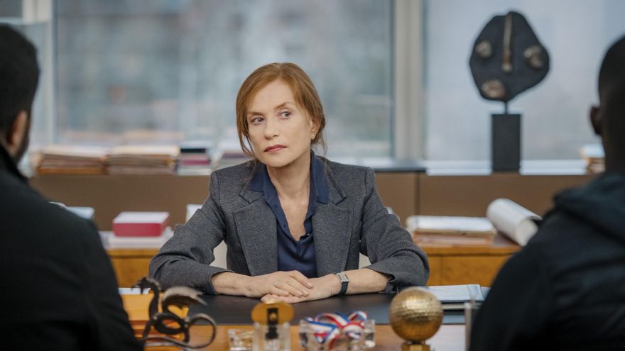 Isabelle Huppert y el dilema moral de una alcaldesa: cuidar su ciudad o convertirse en ministra