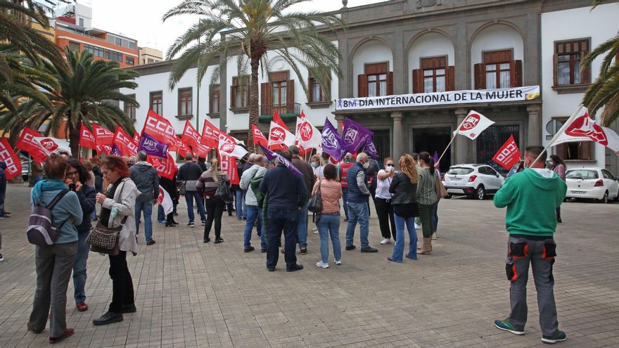 Concentración de trabajadores de la Seguridad Social y representantes sindicales ante la Delegación del Gobierno.