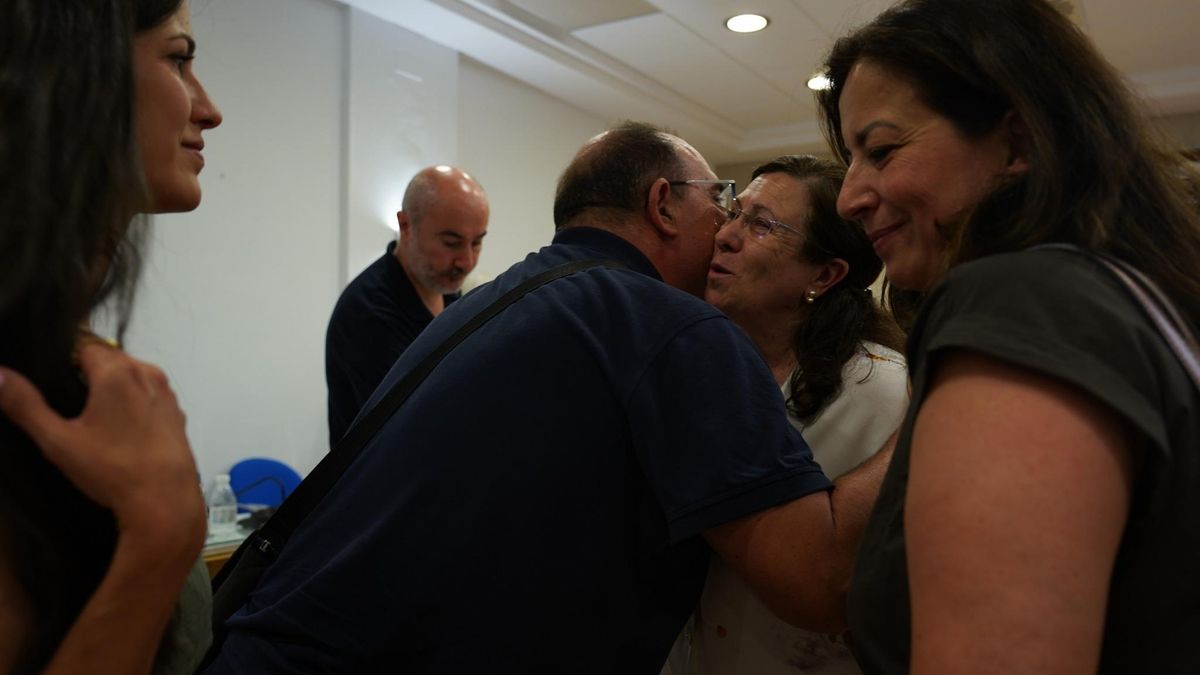 La ya exalcaldesa, María Fernanda Sánchez, se despide con un beso de un edil del PP. En primer término, a la derecha, la futura regidora de Don Benito, Elisabeth Medina