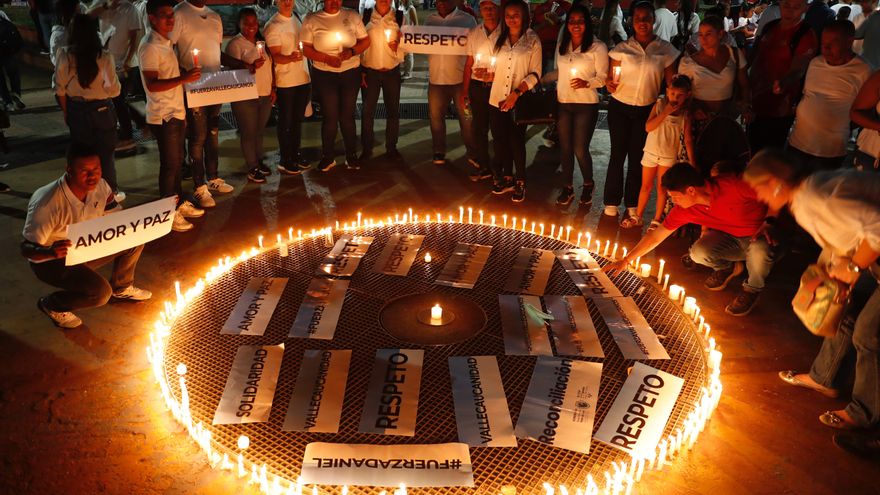 Colombianos realizan una velatón en las regiones por Uribe Turbay y cese de la violencia