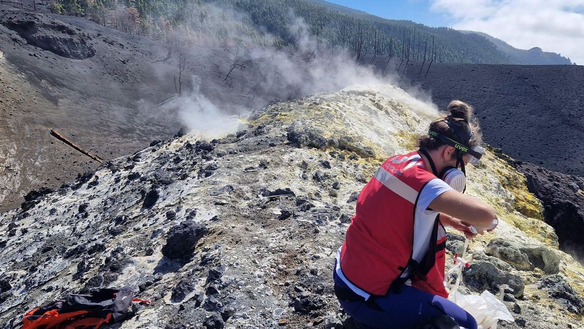 Imagen de archivo. Una técnico del Instituto Geográfico Nacional  (IGN) recoge muestras del volcán Tajogaite.
