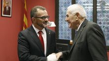 El actual conseller de Exreriors, Alfred Bosch, saluda a su antecesor en el cargo Ernest Maragall