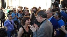 La presidenta de la Asociación de Víctimas del Metro, Beatriz Garrote, saluda al presidente de la Generalitat Ximo Puig / @SocialistesVal