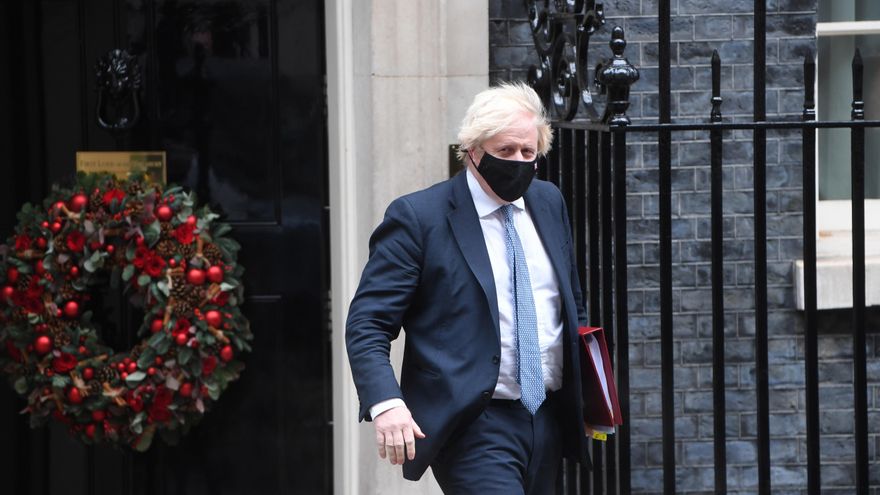 Boris Johnson dice estar "furioso" tras difundirse el vídeo de una fiesta de su Gobierno pese a las restricciones